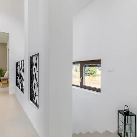Adora For 6 People In With Private Pool & Children Playground Pula