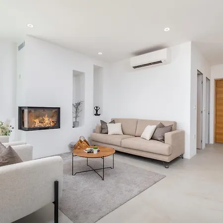 Adora For 6 People In With Private Pool & Children Playground Pula