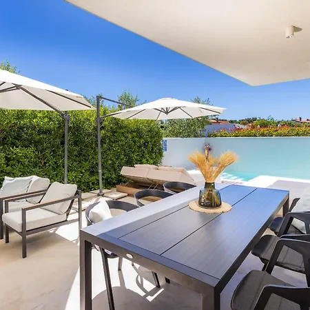 Adora For 6 People In With Private Pool & Children Playground Pula