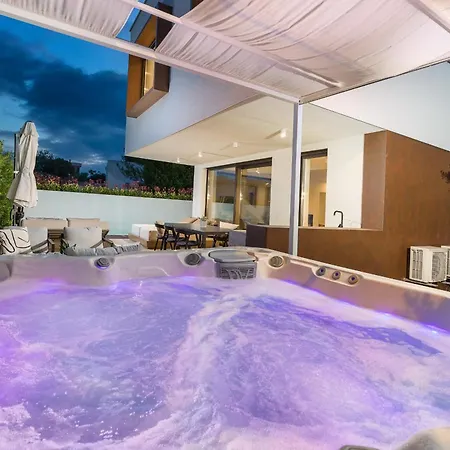 Adora For 6 People In With Private Pool & Children Playground Pula