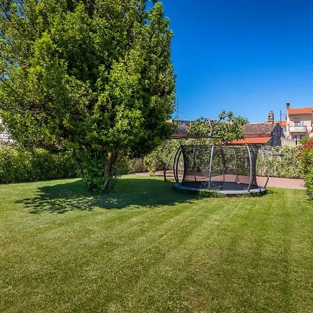 Adora For 6 People In With Private Pool & Children Playground Pula