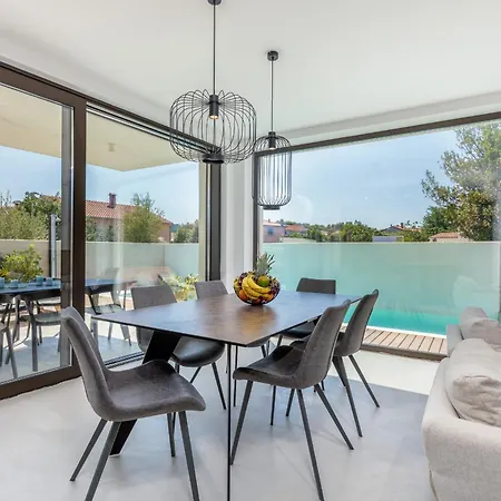 Willa Adora For 6 People In With Private Pool & Children Playground Pula