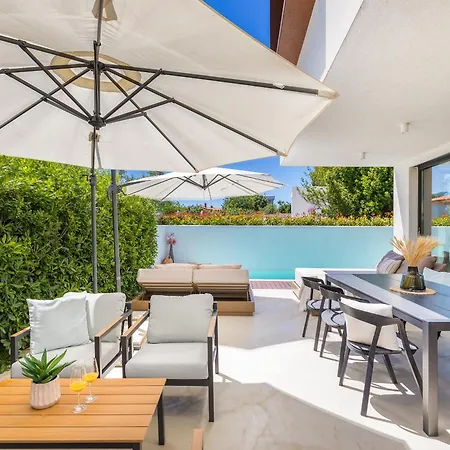 Willa Adora For 6 People In With Private Pool & Children Playground Pula