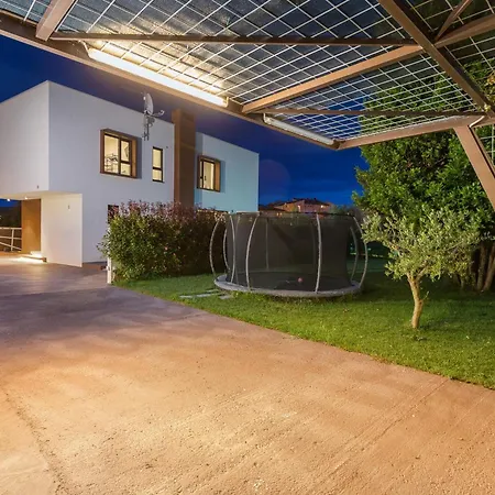 Adora For 6 People In With Private Pool & Children Playground Βίλα *