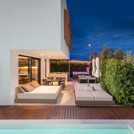 Βίλα Adora For 6 People In With Private Pool & Children Playground Πούλα