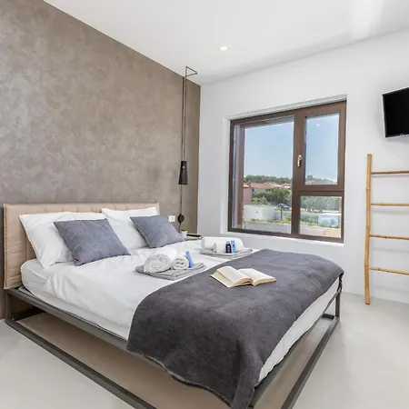 Adora For 6 People In With Private Pool & Children Playground Βίλα Πούλα