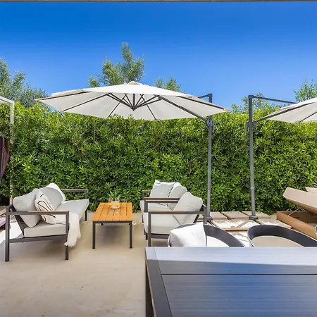 Willa Adora For 6 People In With Private Pool & Children Playground Pula