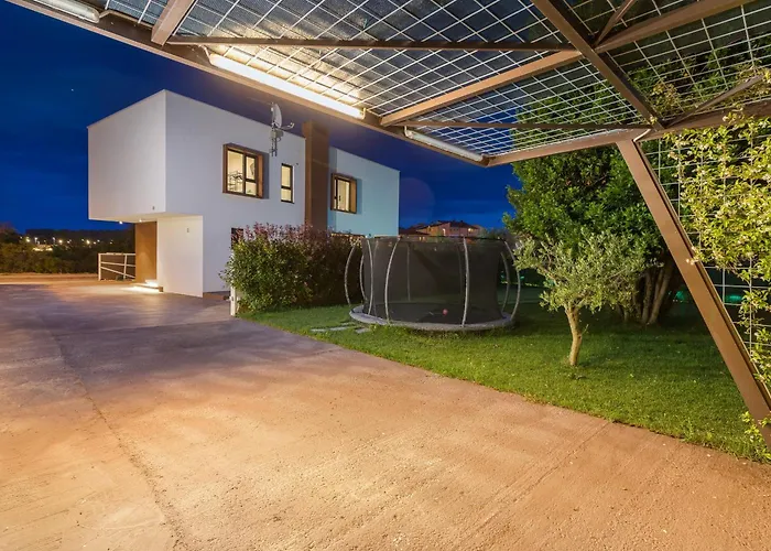 Adora For 6 People In With Private Pool & Children Playground Βίλα *