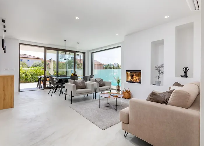 Adora For 6 People In With Private Pool & Children Playground Βίλα Πούλα