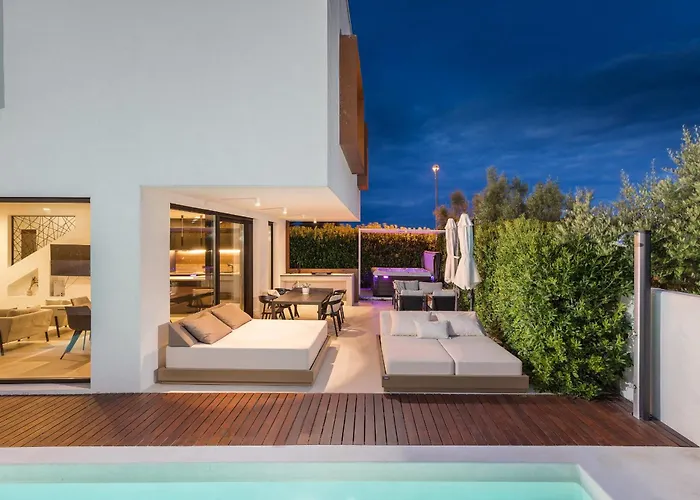 Βίλα Adora For 6 People In With Private Pool & Children Playground Πούλα