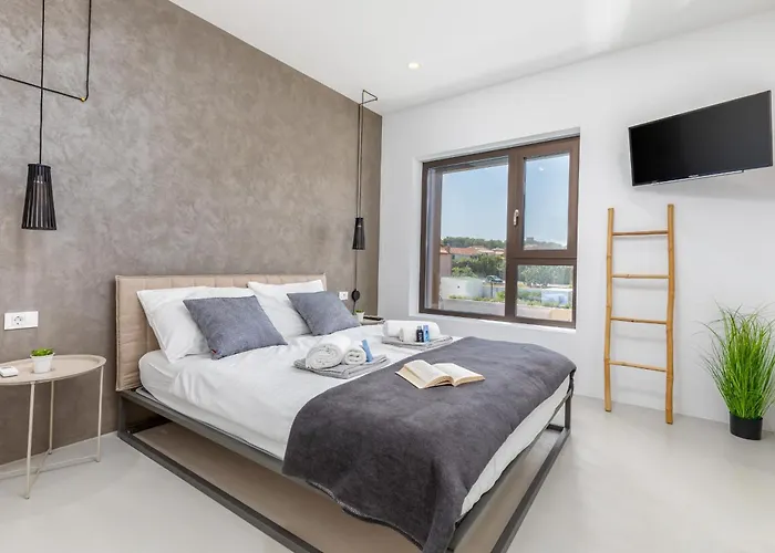 Adora For 6 People In With Private Pool & Children Playground Βίλα Πούλα