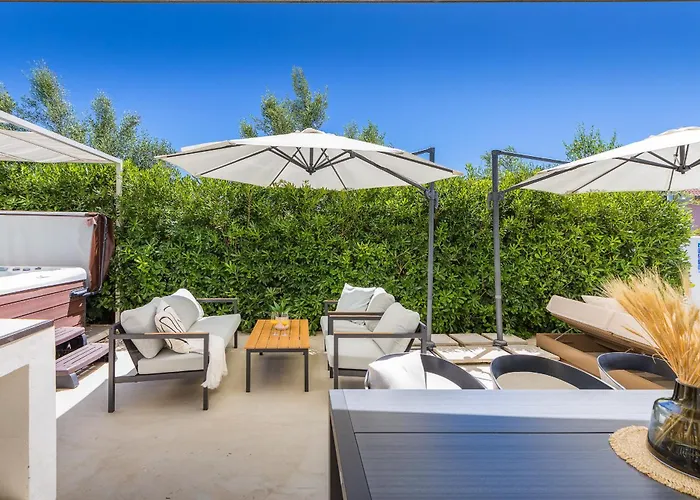 Βίλα Adora For 6 People In With Private Pool & Children Playground Πούλα