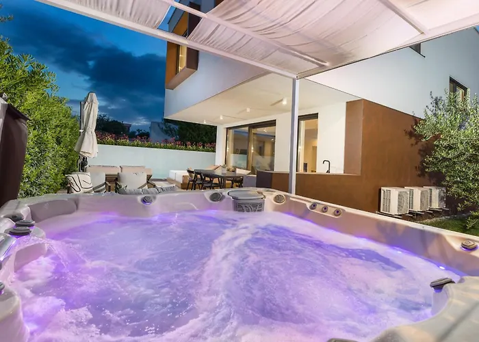 Adora For 6 People In With Private Pool & Children Playground Πούλα